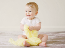 Baby sitzt auf dem Boden