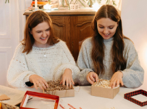 Mädchen feiern Weihnachten