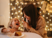 Mutter feiert Weihnachten mit ihrem Sohn